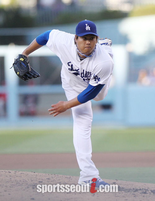 류현진이 27일 캘리포니아주 다저스타디움에서 열린 신시내티 레즈와 홈 경기에 선발로 나서 7회까지 퍼펙트 행진을 이어간 빼어난 투구력을 보인 끝에 시즌 5승 달성에 성공했다. / 더팩트DB