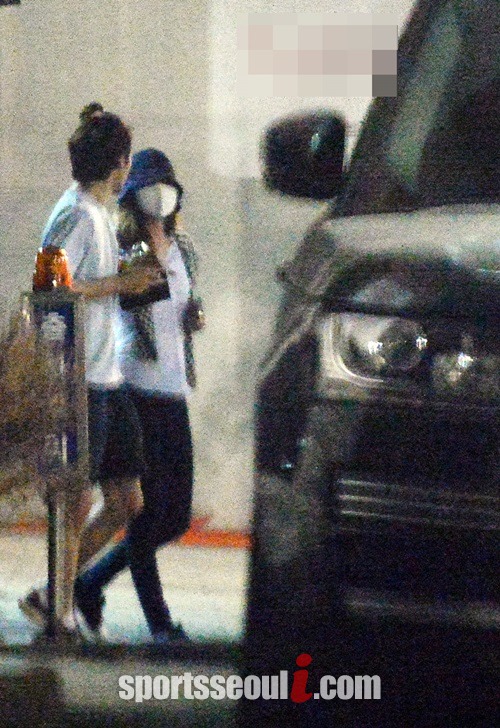 이진욱(왼쪽)이 공효진을 다정스럽게 바라보며 내 여자 챙기기에 집중하고 있다./임영무 기자