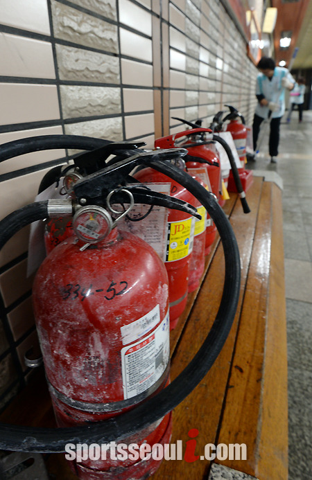 화재 진화에 사용된 소화기가 놓여 있다./임영무 기자