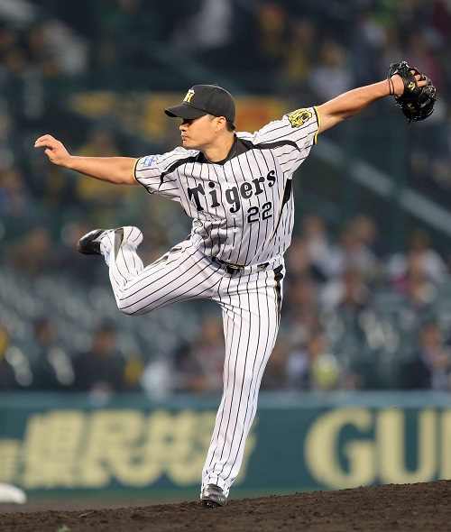 오승환이 28일 일본 오사카 고시엔구장에서 열린 2014시즌 일본프로야구 교류전 시즌 첫 블론 세이브와 패전을 떠안았다. / 닛칸스포츠 제공