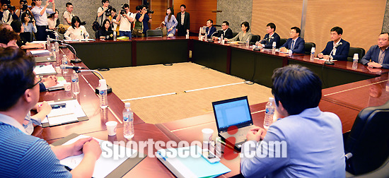 삼성전자와 삼성전자 직업병 피해자 모임인 반올림 유가족들이 28일 오후 3시 서울 논현동 건설회관 3층 소회의실에서 비공개 협상을 준비하고 있다.