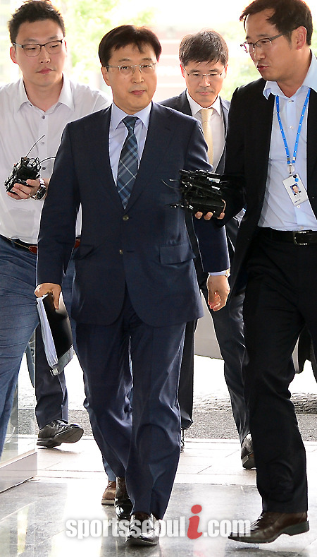 삼성전자 이인용 커뮤니케이션팀장 (사장)이 28일 오후 서울 논현동 건설회관에 도착해 삼성전자 직업병 피해자 모임인 반올림(반도체 노동자의 건강과 인권지킴이) 및 유가족들과의 비공개 협상을 위해 회의실로 이동하고 있다./ 논현동=이새롬 기자