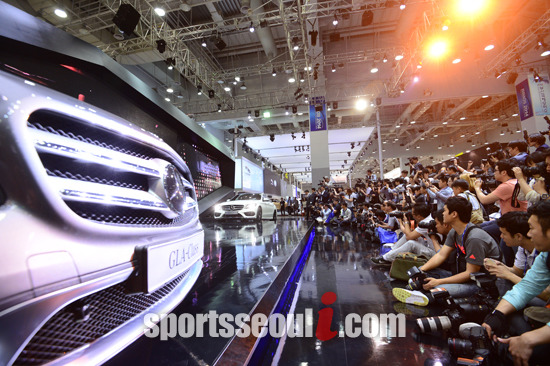 국내 수입차 시장 1,2위를 다투는 메르세데스-벤츠의 새로운 모델에 취재진들의 관심이 집중됐다.