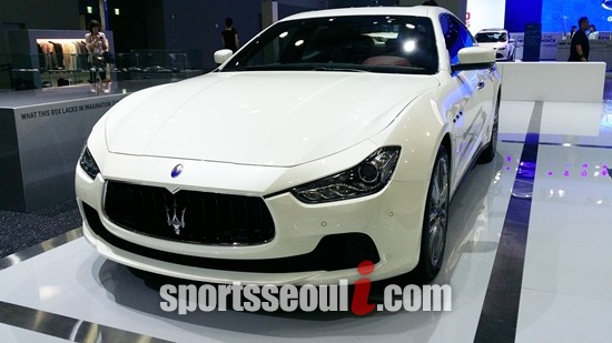 마세라티가 2014 부산 모터쇼에서 아시아 최초로 공개한 기블리 디젤은 1ℓ로 약 16km를 갈 수 있는 효율성을 갖췄다.