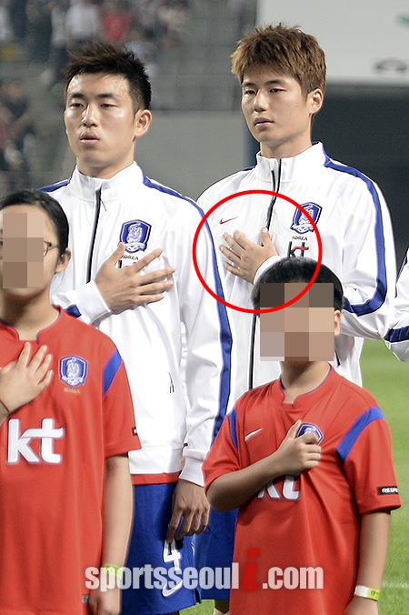 기성용(오른쪽)이 28일 서울월드컵경기장에서 열린 하나은행 초청 축구 국가대표팀 평가전 튀니지와 경기에 앞서 왼손으로 국기에 대한 경례를 하고 있다. / 서울월드컵경기장 = 최진석 기자