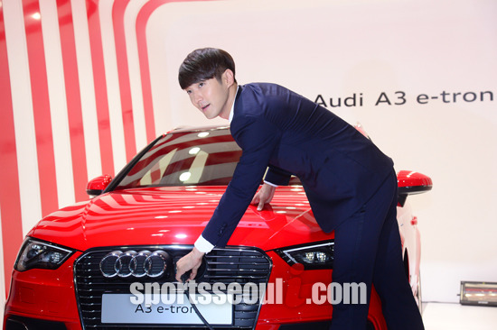 그룹 슈퍼주니어 멤버 최시원이 아우디가 2014 부산 모터쇼에서 국내에 처음 공개한 A3 e-tron을 소개하고 있다.