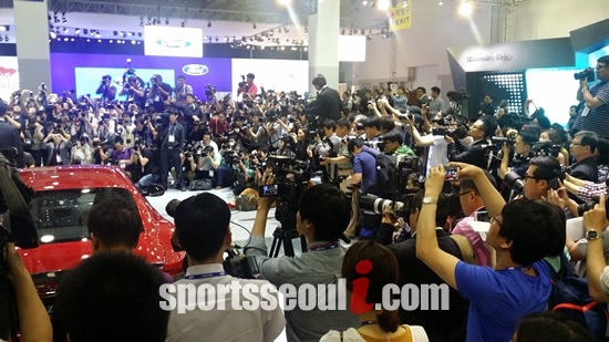 수백명의 취재진이 2014 부산 모터쇼를 찾아 뜨거운 취재 열기를 보였다.