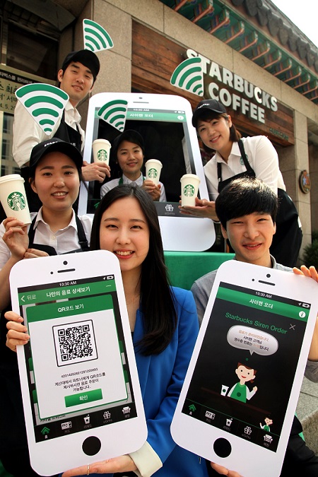 스타벅스 코리아에서 편리하게 주문 결제하는 첨단 스마트 주문 시스템 사이렌 오더를 도입한다. / 스타벅스코리아 제공