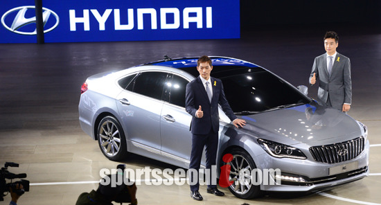축구선수 김남일과 이동국이 2014 부산 모터쇼에서 현대자동차가 세계 최초로 공개한 중대형 세단 AG를 직접 소개했다./부산=남윤호 기자