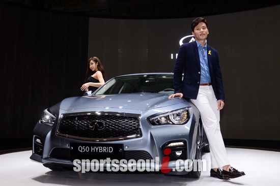 인피니티는 29일 2014 부산 모터쇼에서 배우 이서진을 홍보대사로 위촉하고, 올해 판매 목표를 2배 늘린다고 발표했다./부산=남윤호 기자