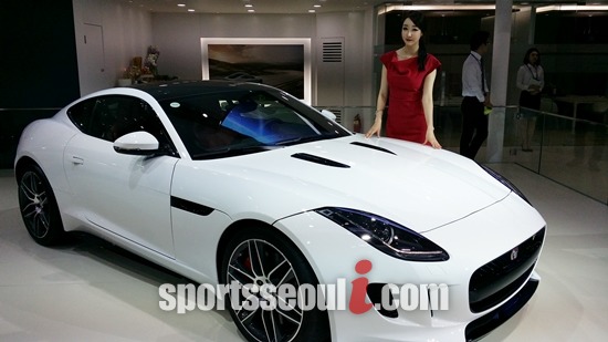 재규어는 2014 부산 모터쇼에서 F타입 쿠페를 출품했다.