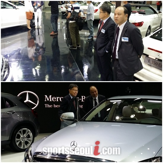 다케히코 기쿠치(오른쪽) 한국닛산 대표가 2014 부산 모터쇼에서 메르세데스-벤츠의 부스와 신차들을 살펴보고 있다./부산=황준성 기자