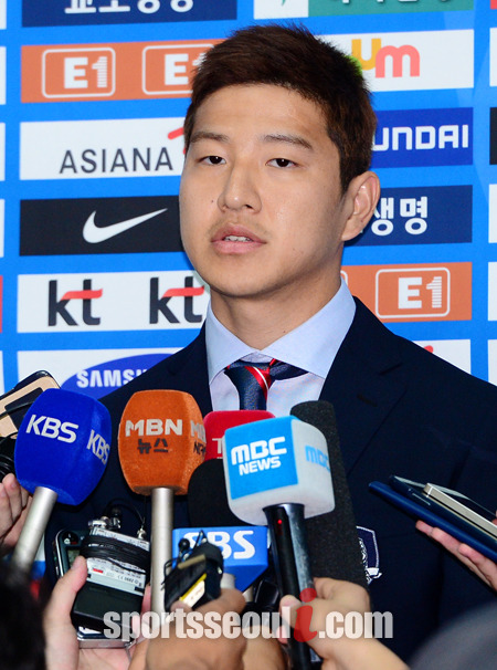 축구 국가대표 박주호가 30일 오전 인천국제공항에서 기자회견을 갖고 소감을 밝히고 있다. / 인천국제공항 = 김슬기 인턴기자