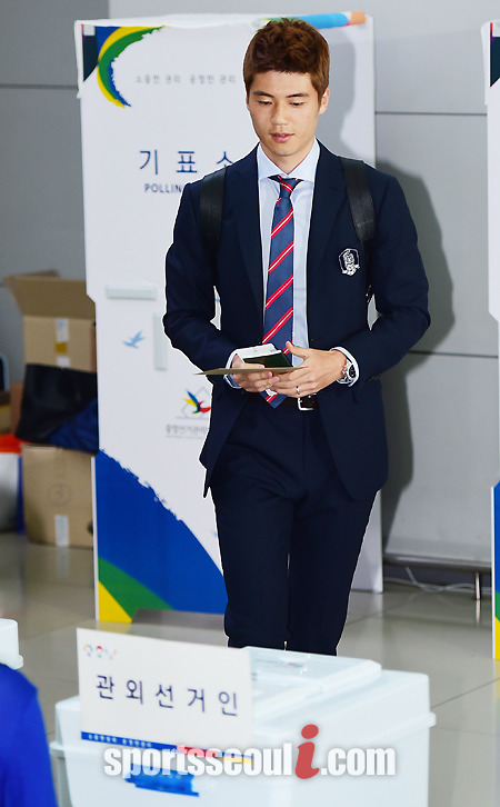 2014 브라질 월드컵 한국 축구 대표팀 기성용이 30일 오전 인천국제공항에서 전지훈련지인 미국 마이애미로 출국하기 전 6·4 지방선거 사전투표를 하고 있다. / 인천국제공항=배정한 기자