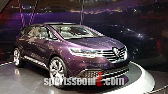 르노삼성자동차가 2014 부산 모터쇼에서 공개한 이니셜 파리는 르노의 6가지 신규 디자인의 마지막 단계인 지혜를 상징한다.