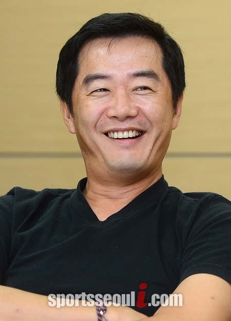 연극, 영화, TV 등 다양한 분야에서 활동하는 장진 감독이 오는 4일 개봉하는 영화 하이힐을 차기작으로 선택하고 2년 만에 메가폰을 잡았다./이새롬 기자