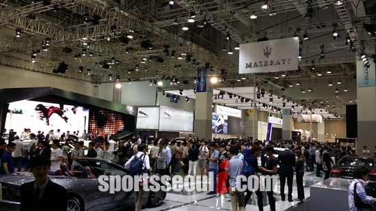 2014를 찾은 수많은 관람객들이 수입차에 높은 관심을 보였다.
