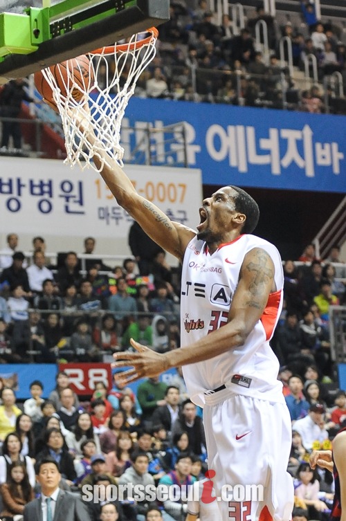 애런 헤인즈가 SK가 재계약을 체결하며 7시즌 연속 KBL 무대를 누비게 됐다. 슛을 시도하고 있는 헤인즈. / KBL 제공