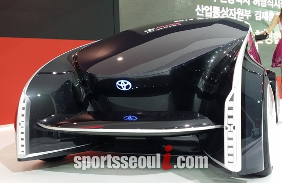 2014 부산 모터쇼에 도요타가 내놓은 Fun-Vii는 스마트폰의 터치스크린처럼 차 외부가 작동된다.