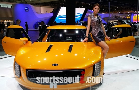 기아자동차가 2014 부산 모터쇼에서 공개한 콘셉트카 GT4 스팅어는 최고 출력 315마력의 성능을 낸다.