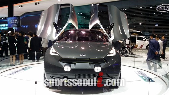 기아자동차가 2014 부산 모터쇼에서 내놓은 니로는 위로 문이 열리는 걸 윙 도어가 특징이다.