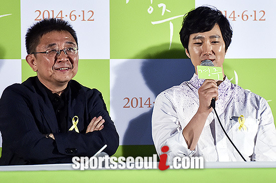 배우 박해일(오른쪽)이 2일 오후 서울시 광진구 아차산로 롯데시네마 건대입구점에서 열린 영화 경주 언론시사회에 참석해 취재진의 질문에 답하고 있다./건대입구=최진석 기자