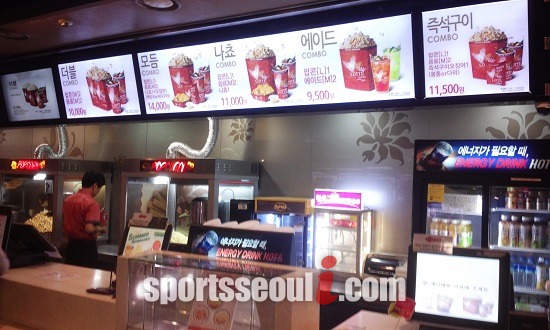 한국소비자단체협의회는 2일 영화관 매점상품의 원가를 분석한 결과를 발표했다. 결과에 따르면 영화관 매점에서 파는 팝콘과 음료 등의 판매 가격이 원가보다 지나치게 비싼 것으로 나타났다. 사진은 롯데시네마 콤보 상품 가격표. /신진환 기자
