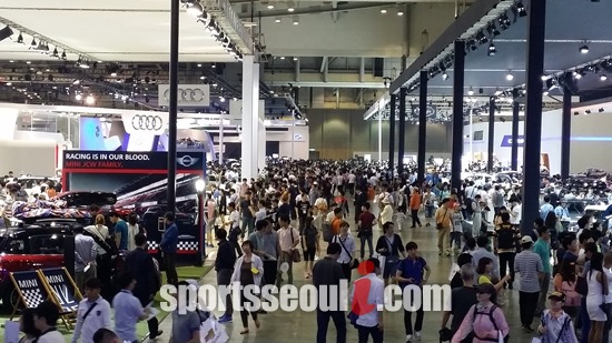 지난달 30일부터 1일까지 개막 후 3일 동안 약 34만 명의 관람객들이 2014 부산 모터쇼를 찾았다./부산=황준성 기자
