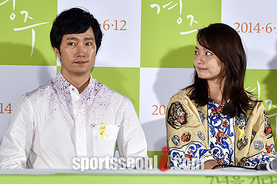 배우 신민아(오른쪽)가 2일 오후 서울시 광진구 아차산로 롯데시네마 건대입구점에서 열린 영화 경주 언론시사회에 참석해 박해일을 바라보고 있다. /건대입구=최진석 기자