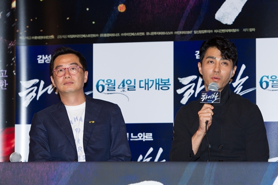 하이힐을 연출한 장진 감독(왼쪽)과 주연배우 차승원./롯데엔터테인먼트 제공