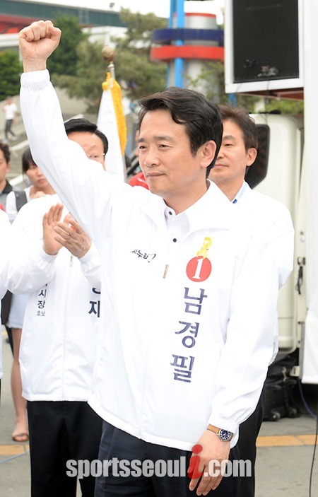 남경필 당선자는 경기지사 선거(개표율 99.2%)에서 접전을 벌인 끝에 50.4%를 얻어 새정치연합 김진표(49.6%) 후보를 0.8% 포인트 차이로 누르고 승리했다. /더팩트DB