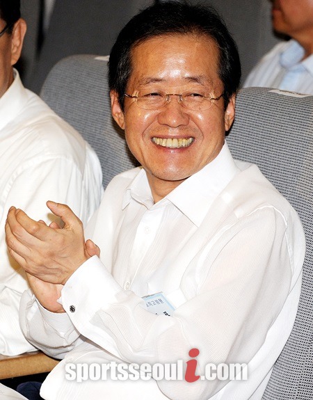 홍준표 당선자는 경남지사 선거(개표율 100%)에서 새정치연합 김경수 후보와 통합민주당 강경기 후보 등 야권 두 후보를 여유 있게 따돌렸다./더팩트DB