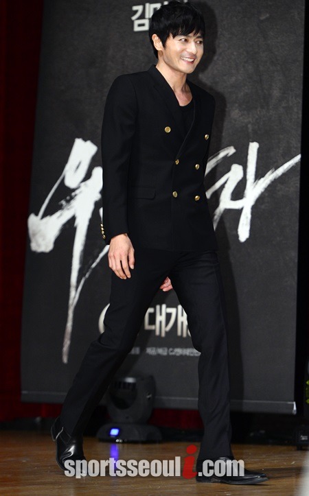 머리부터 발끝까지 모두 검은색으로 연출한 장동건./김슬기 기자