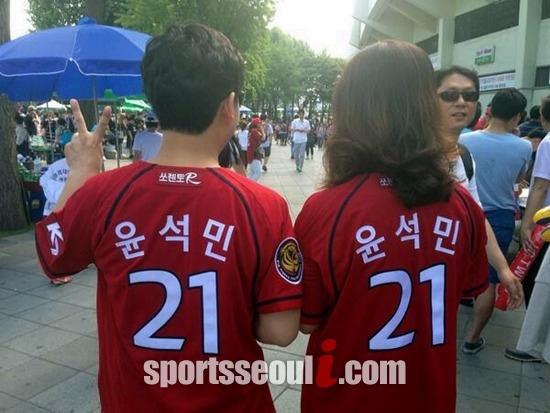 조영일(왼쪽) 씨와 윤지운 씨가 윤석민의 유니폼을 입고 6일 잠실야구장에서 열린 KIA와 LG의 경기에 입장하기 전 포즈를 취하고 있다. / 잠실야구장=김동현 인턴기자