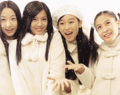 배우 서현진(오른쪽에서 두 번째)의 과거 아이돌 그룹 밀크 시절 외모가 네티즌의 눈길을 사로잡고 있다. / 온라인 커뮤니티 캡처