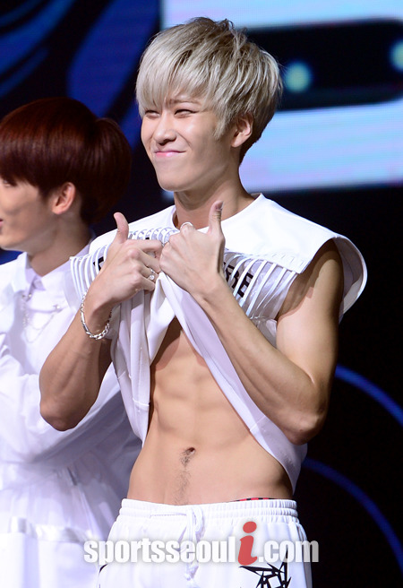 그룹 보이프렌드 멤버 현성이 옷을 들고 운동으로 다져진 복근을 공개하고 있다. / 김슬기 기자