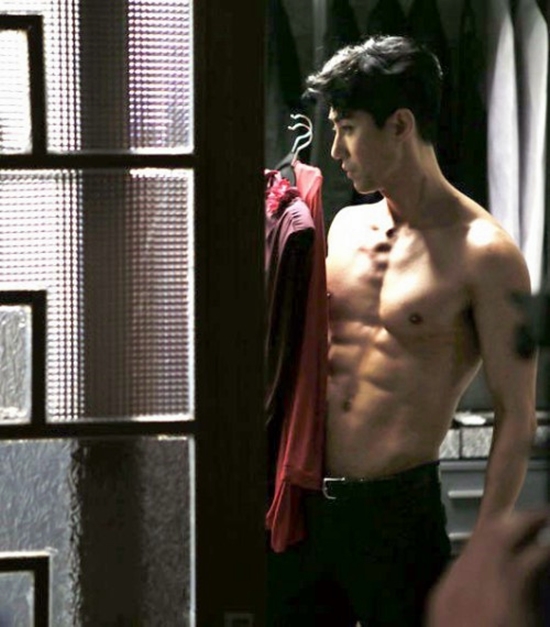 차승원은 철저한 자기관리로 40대의 나이에도 다부진 보디라인을 만들었다./영화 하이힐 스틸