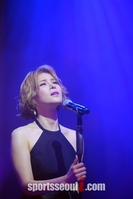 가수 거미가 전매특허 애절한 발라드에서부터 밝고 사랑스러운 곡까지 다양한 스펙트럼을 자랑했다. /김슬기 기자