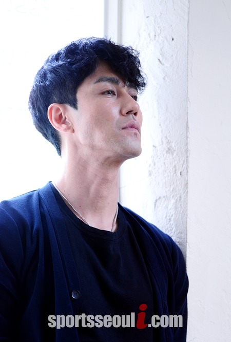 차승원은 여자가 되고 싶은 남자 지욱을 연기하며 여장도 마다하지 않았다./김슬기 기자