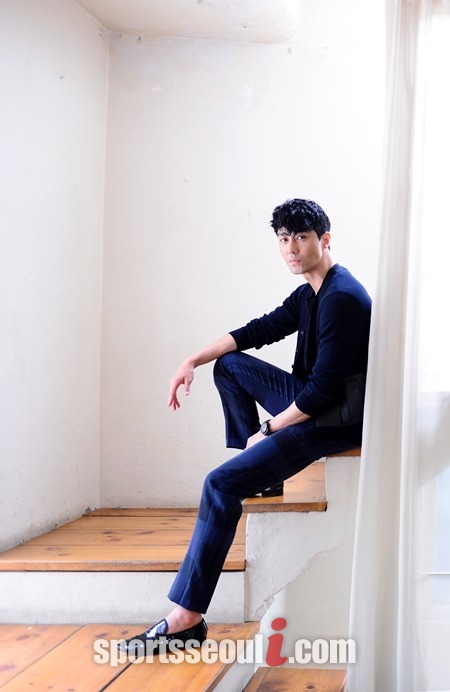 지난 3일 개봉한 영화 하이힐의 주연배우 차승원이 지난달 23일 서울 종로구 삼청동 카페에서 <더팩트>취재진 카메라 앞에서 만나 포즈를 취하고 있다. /김슬기 기자