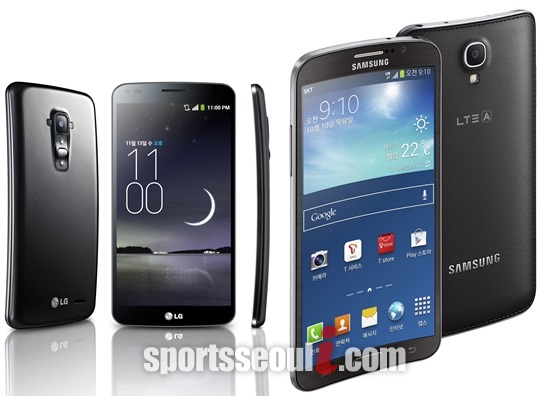 삼성전자와 LG전자가 지난해 출시한 갤럭시 라운드(오른쪽)와 G플렉스는 플렉서블 디스플레이를 탑재하고 있다./ 더팩트DB