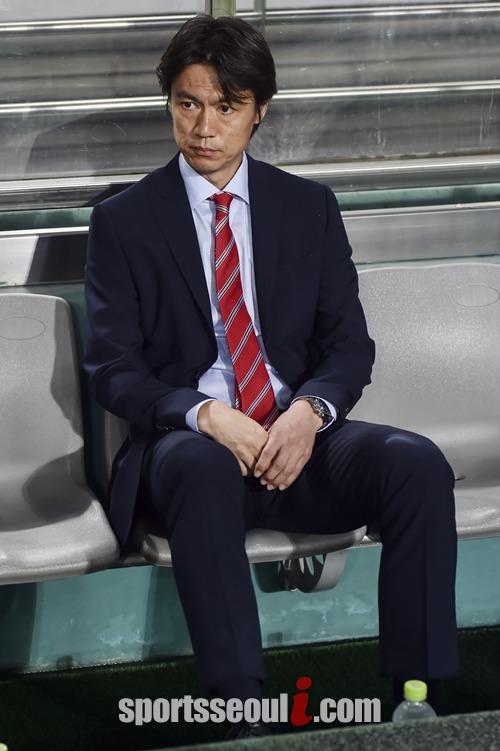 홍명보 감독이 이끄는 한국은 10일 가나와 평가전에서 아예우에 해트트릭을 허용, 0-4로 완패했다. 지난달 29일 열린 튀니지와 평가전을 지켜보고 있는 홍명보 감독. / 최진석 기자