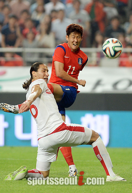 홍명보호가 10일 가나와 평가전에서 0-4로 패하며 월드컵 마지막 평가전에서 4연패를 기록했다. 손흥민(오른쪽)이 지난달 28일 튀니지와의 평가전에서 슈팅을 시도하고 있다. / 임영무 기자