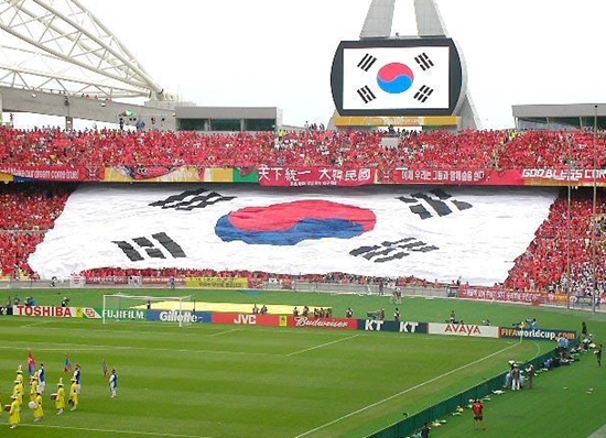 국민의 염원이 담긴 2002 한일월드컵에서 한국은 대회 최고의 신데렐라로 떠올랐다. 사진은 대구에서 열린 한국과 미국의 조별리그 두 번째 경기에서 펼쳐진 대형 태극기./ 일본 부산관광안내 홈페이지 캡처