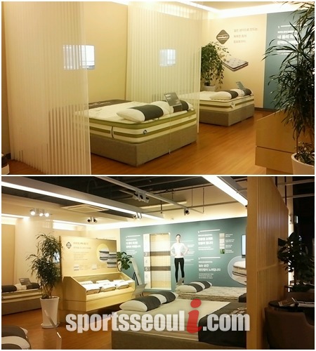 한샘 플래그샵 2층 수면존. 직접 누워볼 수 있도록 해 놓았지만 마치 리조트나 호텔을 연상케하는 디자인과 규모때문에 선뜻 누워보거나 하는 사람들이 없었다.