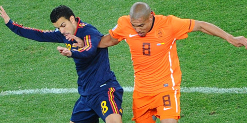 스페인과 네덜란드가 2010년에 이어 14일 다시 월드컵에서 맞붙는다. 스페인 공격수 페드로(왼쪽)과 네덜란드 니헬 데 용이 지난 2010 남아공 월드컵 결승에서 공을 다투고 있다. / 국제축구연맹 홈페이지 캡처