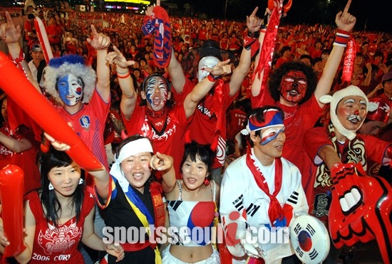 한국 축구 응원단의 상징 붉은악마가 2014 브라질 월드컵 본선에서 한국이 출전하는 날, 광화문 광장으로 모일 것이라고 13일 밝혔다. 2006 독일 월드컵 조별리그 스위스전이 열린 6월 24일 시청 광장에서 한국을 응원하고 있는 붉은악마. / 더팩트 DB