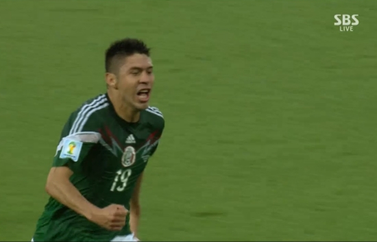 멕시코 공격수 오리베 페랄타가 13일 나타우 에스타디오 다스 두나스에서 열린 조별리그 A조 1차전 후반 16분 골을 터뜨린 뒤 기뻐하고 있다. / SBS 방송 캡처