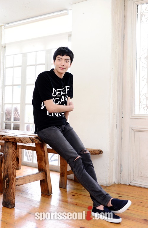 차기작 내 심장을 쏴라를 촬영하고 있는 이민기. 다른 모습을 보여줄 예정이라고 기대를 당부한다./김슬기 기자