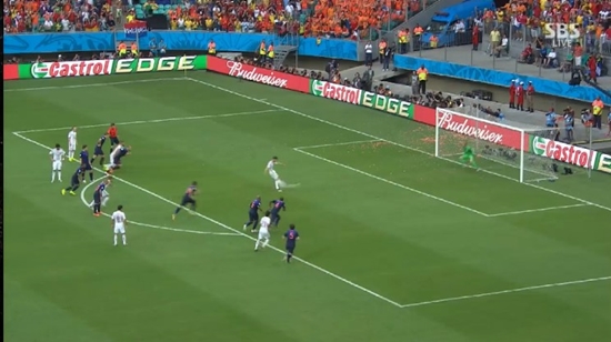 스페인 미드필더 사비 알론소가 14일 사우바도르 아레나 폰테 노바에서 열린 2014 브라질 월드컵 조별리그 B조 1차전에서 전반 26분 페널티킥을 성공하고 있다. / SBS 중계화면 캡처